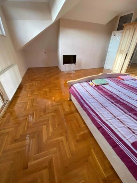 Apartment Arbeiterquartiere In Donaustadt Mit Gemeinschaftskuche Und -bad - Hacklerzimmer