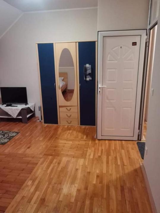 Apartment Arbeiterquartiere In Donaustadt Mit Gemeinschaftskuche Und -bad - Hacklerzimmer